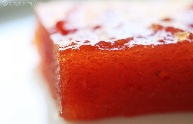 Learn hot to make Portuguese quince jam (Marmelada).