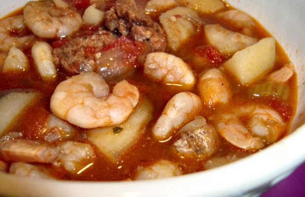 How to make this delicious crock pot Portuguese shrimp and sausage soup.