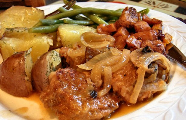 Serve this Portuguese pork tenderloin with some Portuguese roasted potatoes and cooked vegetables.