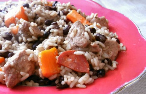 How to make Portuguese pork meat rice with black beans.