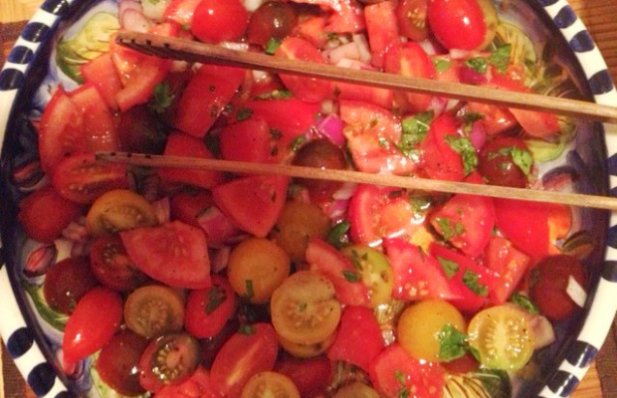 A fresh and delicious tomato salad that goes well with goat cheese or cured meat.