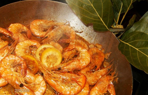 This Portuguese shrimp with garlic and whiskey recipe is simple to make and very delicious.