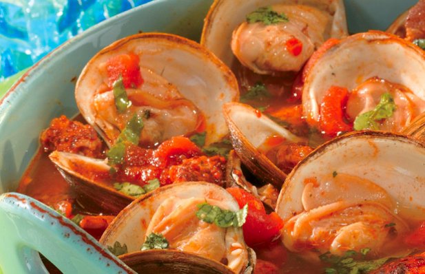 Here is a way to make steamed clams even better.  Steam the clams in a savory blend of chicken broth, white wine and diced tomatoes, accented with bacon, chouriço and garlic.