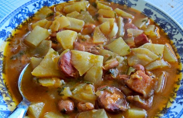 This Portuguese beans with turnip soup recipe (sopa de feijão com nabo) makes a delicious, healthy and quick meal in no time.