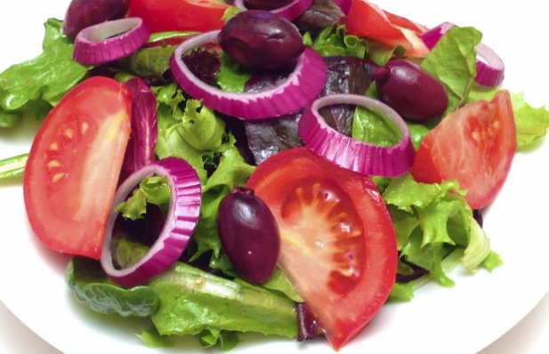This Portuguese mixed green salad recipe makes a delicious, easy, quick and healthy salad.