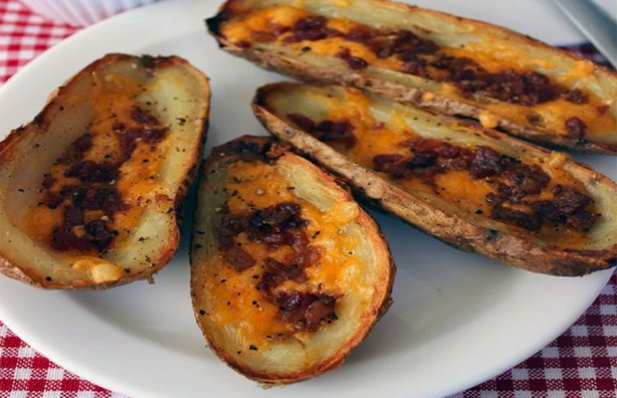 These Portuguese style potato skins are stuffed with linguiça and cheese, they are crispy, tasty and delightful.