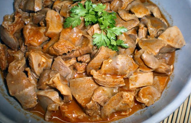 This turkey gizzards (moelas de peru) with beer recipe is delicious, serve it with rice or with fresh crusty bread.