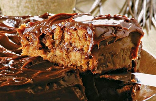 This walnut cake recipe is delicious and easy to make, it makes a great snack or dessert.