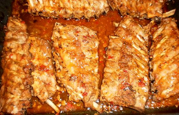 This recipe for Portuguese roasted pork ribs (costeletas de porco assadas) is delicious, serve with white rice or with a salad.
