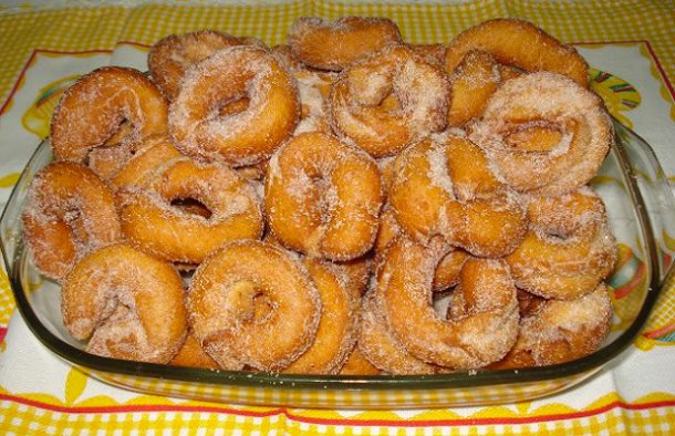 This Portuguese style fried donuts (argolinhas fritas) recipe is very easy to make and makes a great  sweet snack.