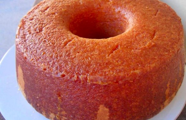 Make and share this easy and delicious orange and carrot cake recipe (receita de bolo de laranja e cenoura).