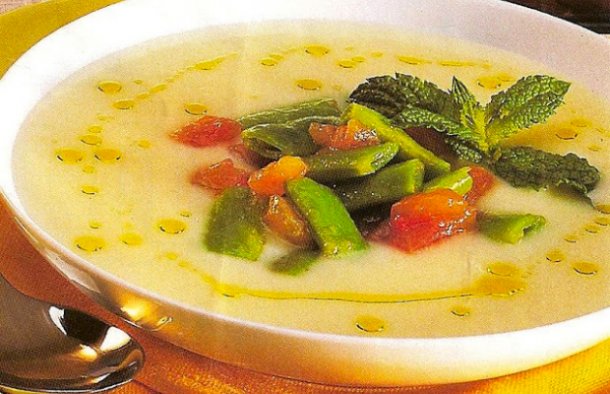 This Portuguese green bean and mint soup recipe (receita de sopa de feijão verde e hortelã) is delicious and healthy.
