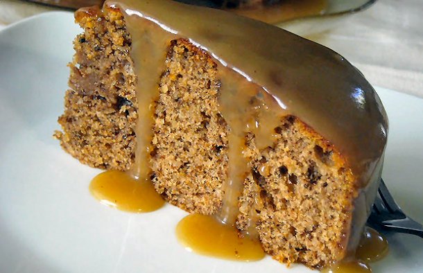 This Portuguese walnut and cinnamon cake (bolo de noz e canela) is easy to make, has great presentation and is delicious.