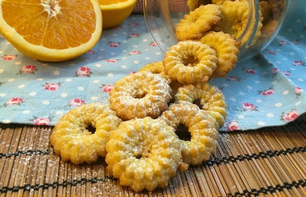 These orange cookies (biscoitos de laranja) are easy and quick to make and taste delicious, enjoy.