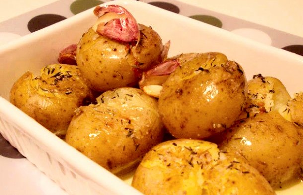 This simple recipe for Portuguese roasted garlic and thyme potatoes (batatas assadas a murro com alho e tomilho) never fails.