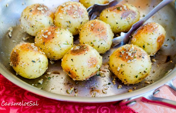These garlic fried potatoes with rosemary (batatinhas fritas com alho e alecrim) make the perfect side dish.