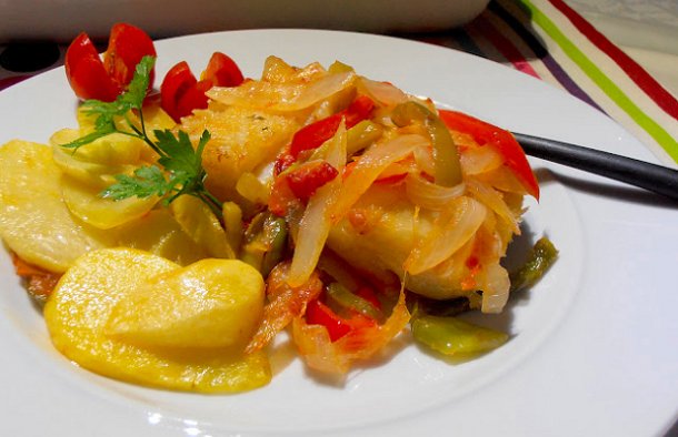 This Portuguese Braga style cod recipe (receita de bacalhau à Braga) is easy to prepare, serve with a mixed salad.