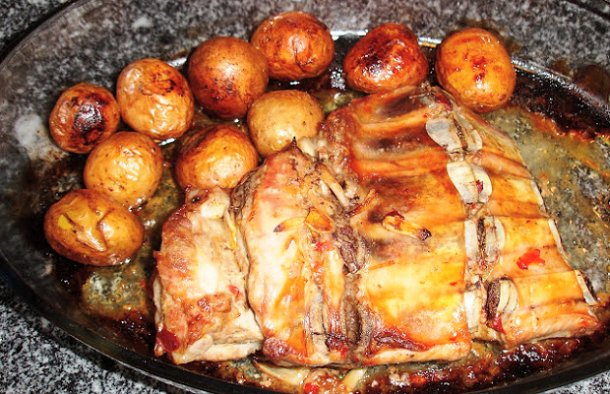 Serve these amazing Portuguese roasted pork spare ribs (costelas de porco assadas) with some roasted potatoes.