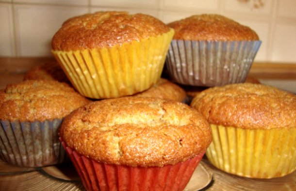 These Portuguese cinnamon cupcakes (queques de canela) are a temptation that is hard to resist.