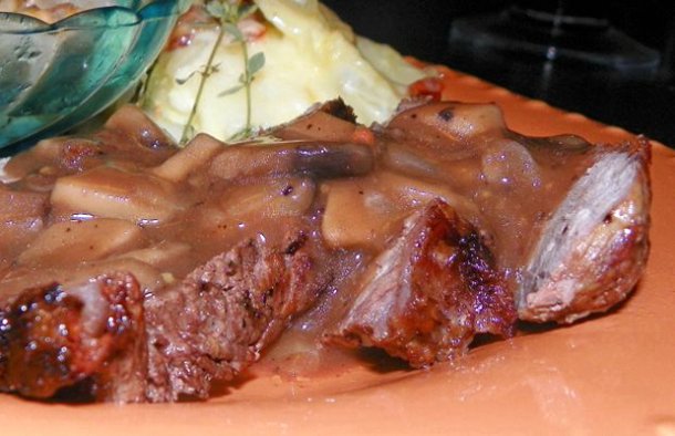 This Portuguese Madeira sauce recipe (receita de molho da Madeira) is very easy to prepare and great with roast meat or steak.