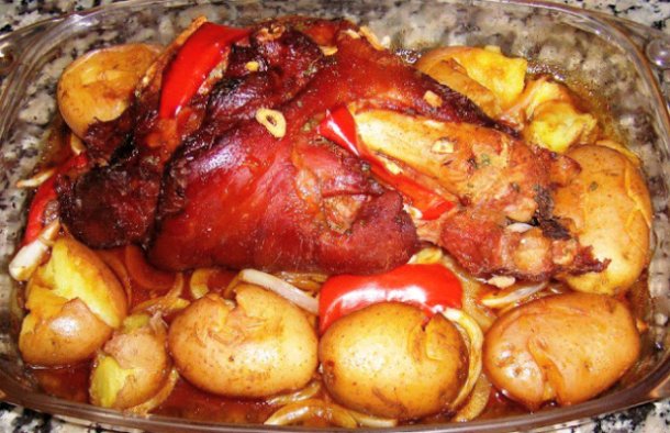 This Portuguese smoked pork shank roasted in the oven with smashed potatoes recipe (receita de pernil de porco fumado assado no forno com batatinhas a murro) is easy to prepare and delicious.
