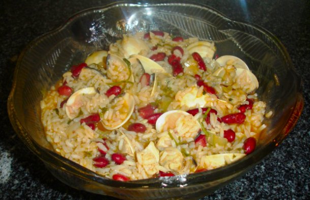 This great recipe for Portuguese bean rice with clams (receita de arroz de feijão com amêijoas) is delicious and makes a great lunch.