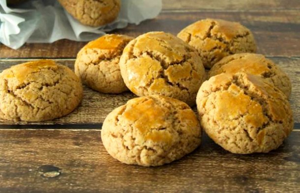 These Portuguese olive oil, cinnamon and lemon cookies (biscoitos de azeite, canela e limão) are incredible and very easy to make.