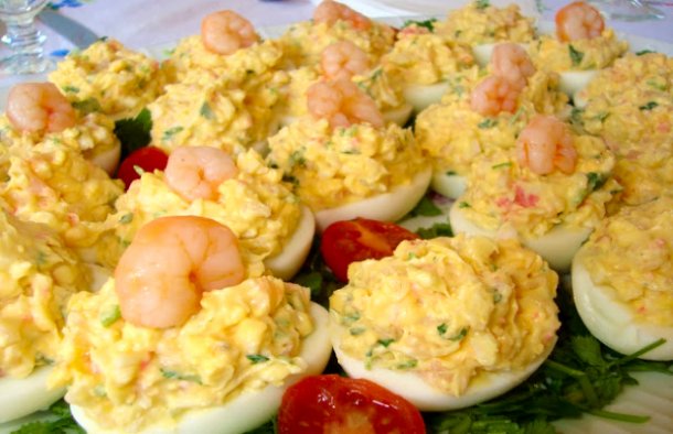 This tasty Portuguese stuffed eggs with shrimp recipe (receita de ovos recheados com camarão) is easy to prepare and makes a great appetizer. 