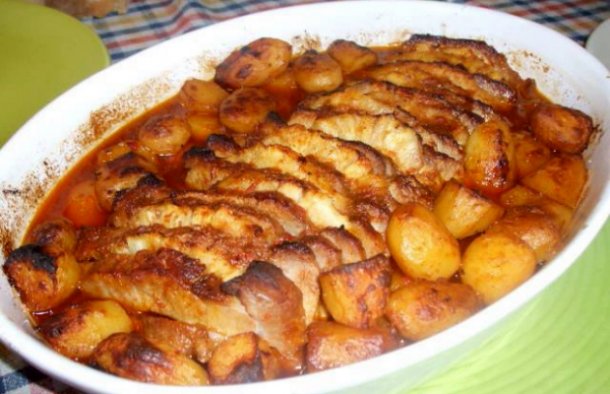 Serve this delicious Portuguese pork loin with pineapple (lombo de porco com ananás) with roast potatoes, enjoy.