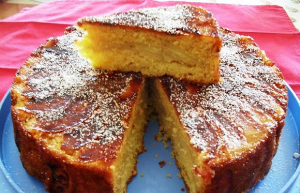 This apple cake (bolo de maçã) will become one of your favorites, it looks great and tastes incredible.