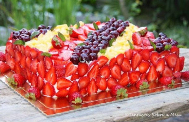 This amazing and colorful summer cake (bolo de verão) also tastes incredible. 