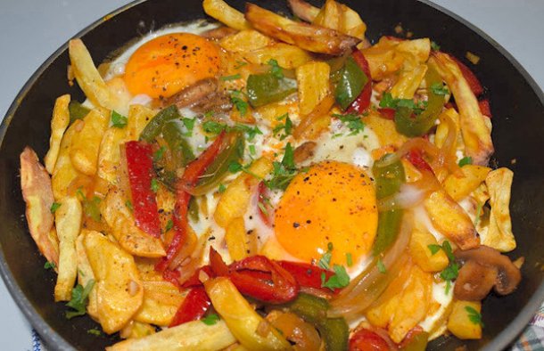 This fried eggs with fries and pepper strips recipe is incredibly easy to prepare and makes an amazing tasty meal.