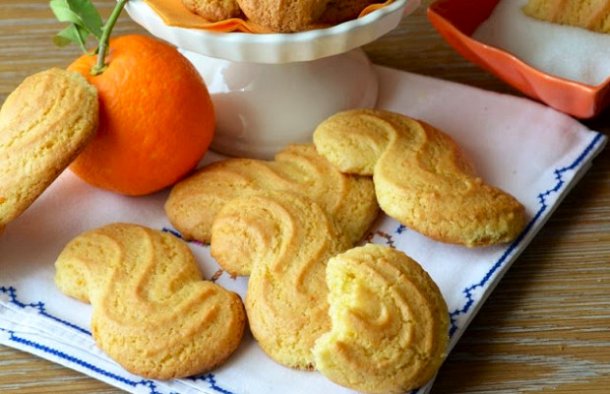 These delicious orange biscuits (biscoitos de laranja) only take about 30 minutes to make and they taste amazing.