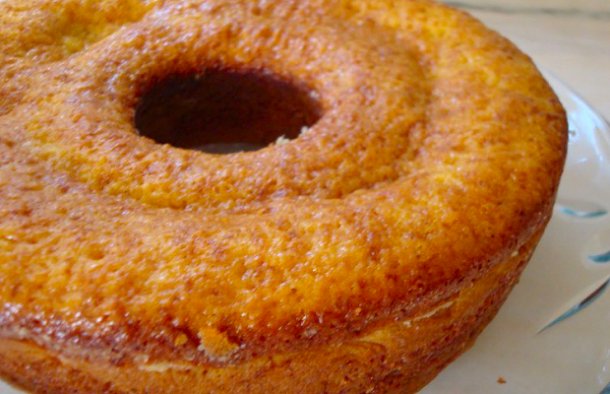 This Portuguese honey & raisins cake recipe (receita de bolo de mel e passas de uva) is easy to make and delicious.