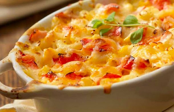 This cheesy and creamy Portuguese style pasta with chicken recipe (receita de massa com frango) is easy to make and makes a great meal.