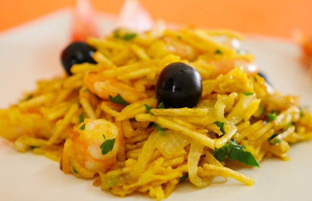  Serve this delicious and quick to make Portuguese shrimp with potato sticks (camarão à bras) with a salad.