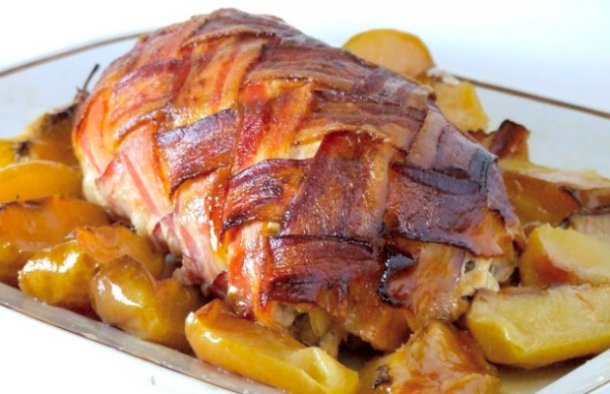 Serve this delicious Portuguese roasted pork loin with bacon (lombo de porco assado com bacon) with roasted potatoes.