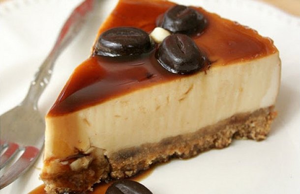 This delicious no bake coffee cheesecake with baileys liqueur recipe (receita de cheesecake de café com Baileys) hardly requires any cooking and is worth the wait.