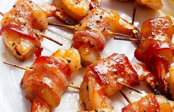 This delicious shrimp with bacon appetizers recipe (receita de camarões com bacon) makes a mouth watering appetizer.