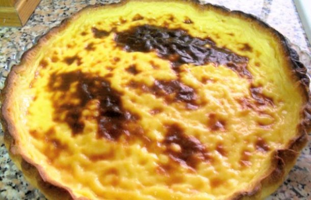 This Portuguese custard tart recipe (receita de tarte de nata) is easy to prepare and makes a delicious dessert.