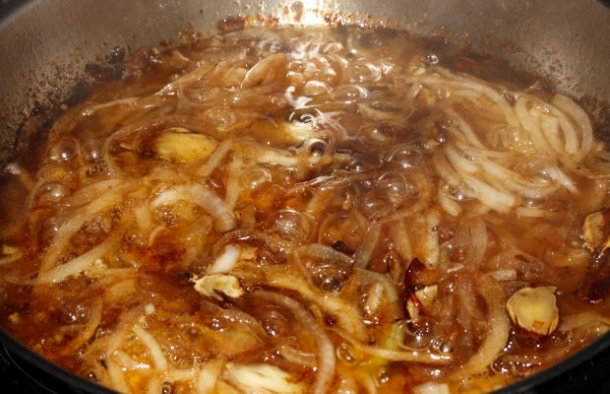 This is a simple and easy to make Portuguese liver with onions recipe (receita de fígado com cebolada), it is a popular and traditional dish.