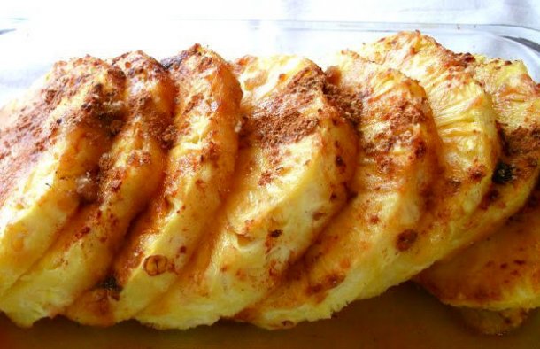 Serve this delicious and refreshing baked pineapple with cinnamon (ananás assado com canela) with a scoop of ice cream.