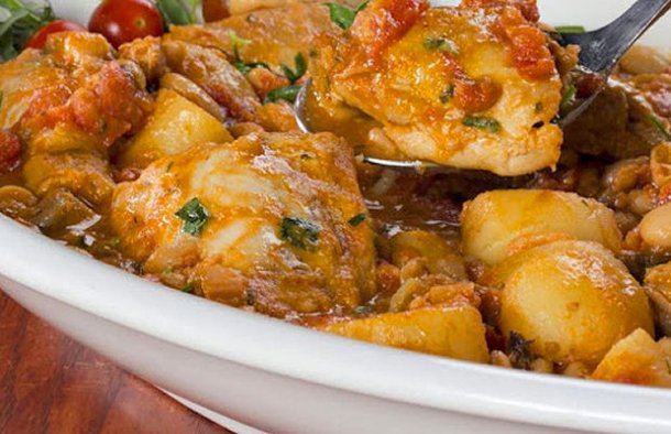 Serve this delicious Portuguese chicken with beans (feijoada de frango) with white rice.