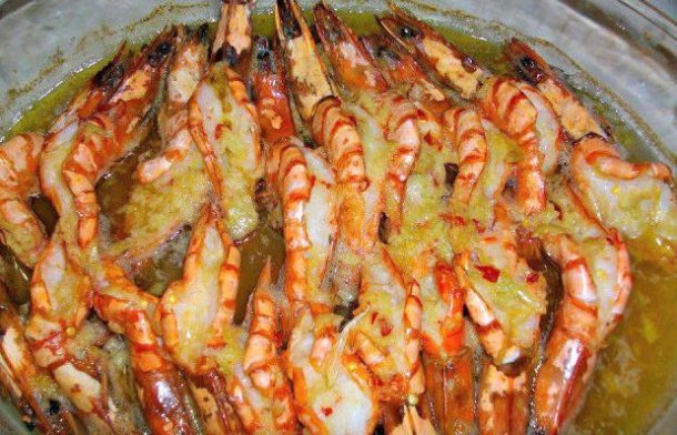 Serve these tasty and spicy Portuguese Mozambique style shrimp (camarões à moda de Moçambique) with Portuguese fries or white rice.