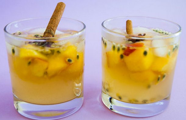 This delicious and refreshing Portuguese white wine sangria with peach and passion fruit (sangria de vinho branco com pêssego e maracujá) is great on a hot day.