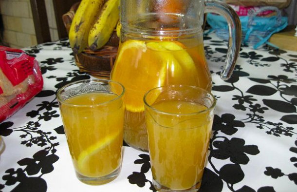 A refreshing and fruity peaches iced tea recipe (receita de chá gelado de pêssego) that is easy to make and great on a hot day.