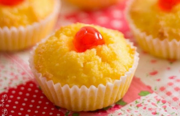 These delicious Portuguese coconut cupcakes (bolinhos de coco) make a great snack and are very easy to make.