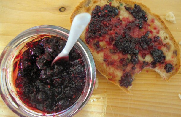 This Portuguese blackberry jam recipe (receita de doce de amora) is easy and quick to make.