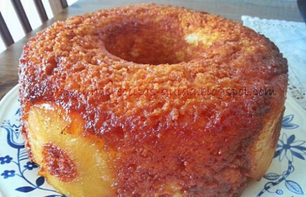  This delicious and moist pineapple and Greek yogurt cake (bolo de ananás e iogurte grego) makes a great tasty snack.