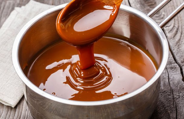 Making this liquid caramel sauce (molho de caramelo) is very easy, but it does require some attention.